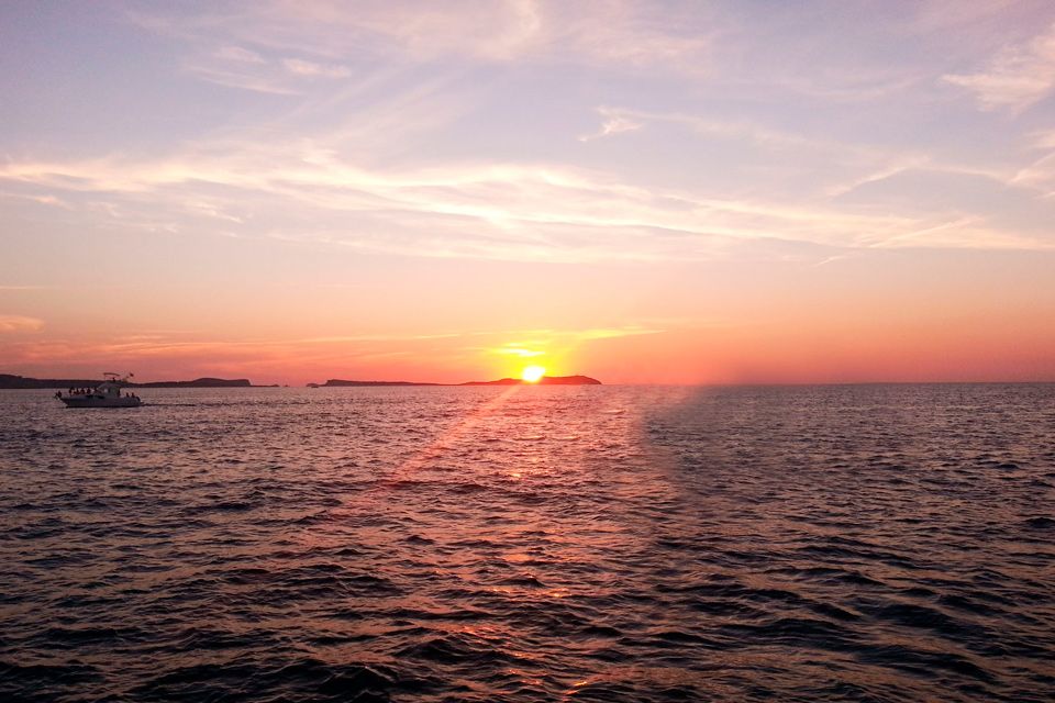 La puesta de sol desde nuestro velero durante un alquiler a día completo