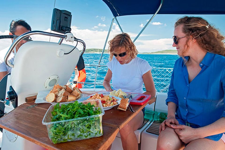 Una familia disfrutando del alquiler de medio día del velero IbizAzul